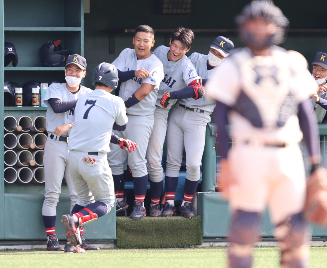 関大対神大　3回表関大無死一、二塁、右越え3点本塁打を放つ野口（撮影・清水貴仁）