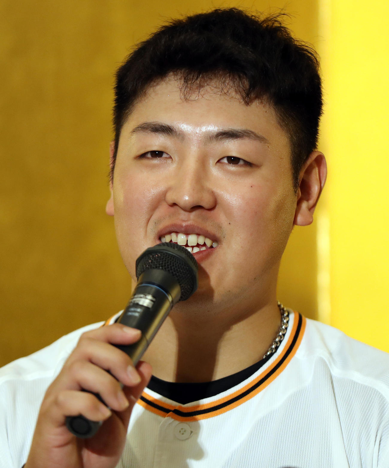 東京ドームMVP賞を受賞し、喜びを語る岡本和（撮影・狩俣裕三）