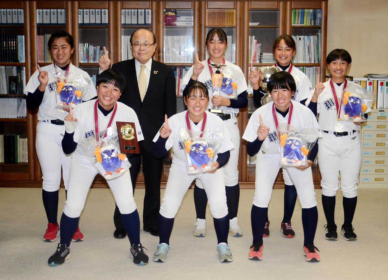 出野副知事（後列左から2人目）と記念撮影に納まる伊藤主将（同3人目）ら、スルガマリンガールズの選手たち
