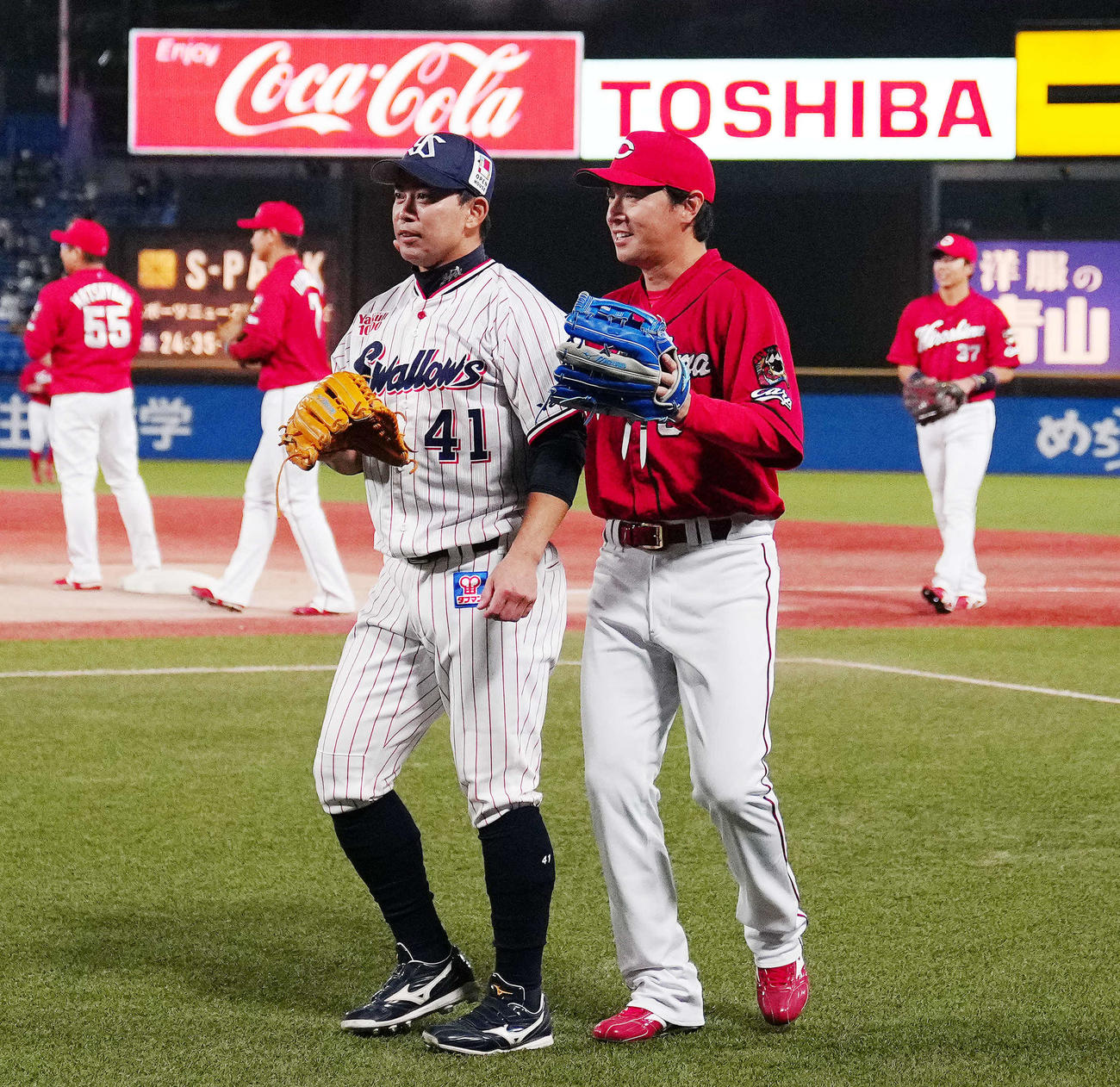 ヤクルト対広島　試合前、広島長野（右）から言葉をかけられるヤクルト雄平（撮影・江口和貴）