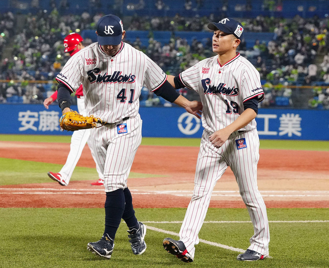 ヤクルト対広島　7回表終了後、互いをねぎらいながらベンチに引き揚げるヤクルト雄平（左）と石川（撮影・江口和貴）