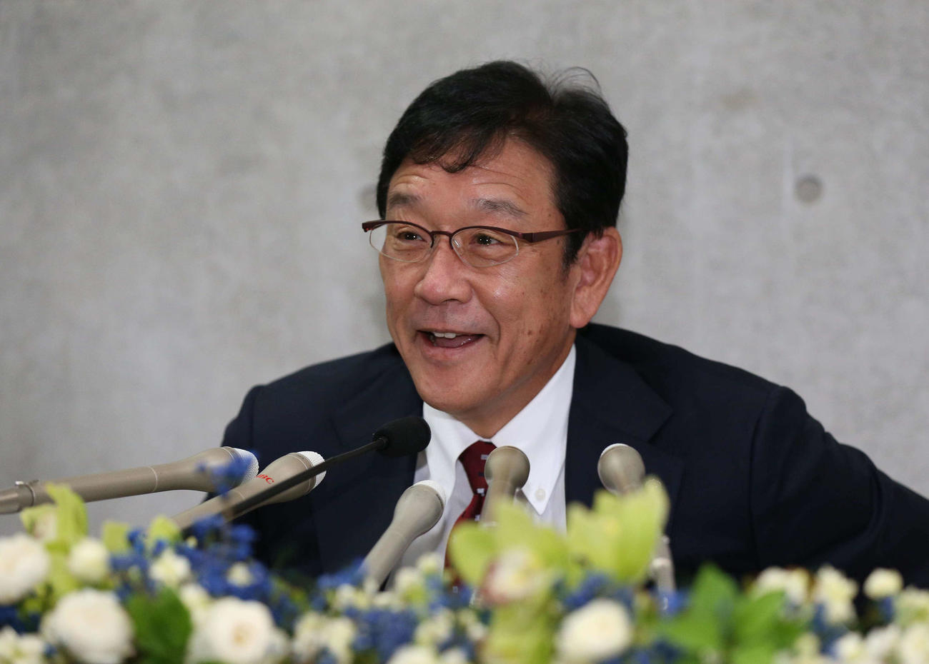 監督退任会見で笑顔を見せる日本ハム栗山監督（撮影・黒川智章）