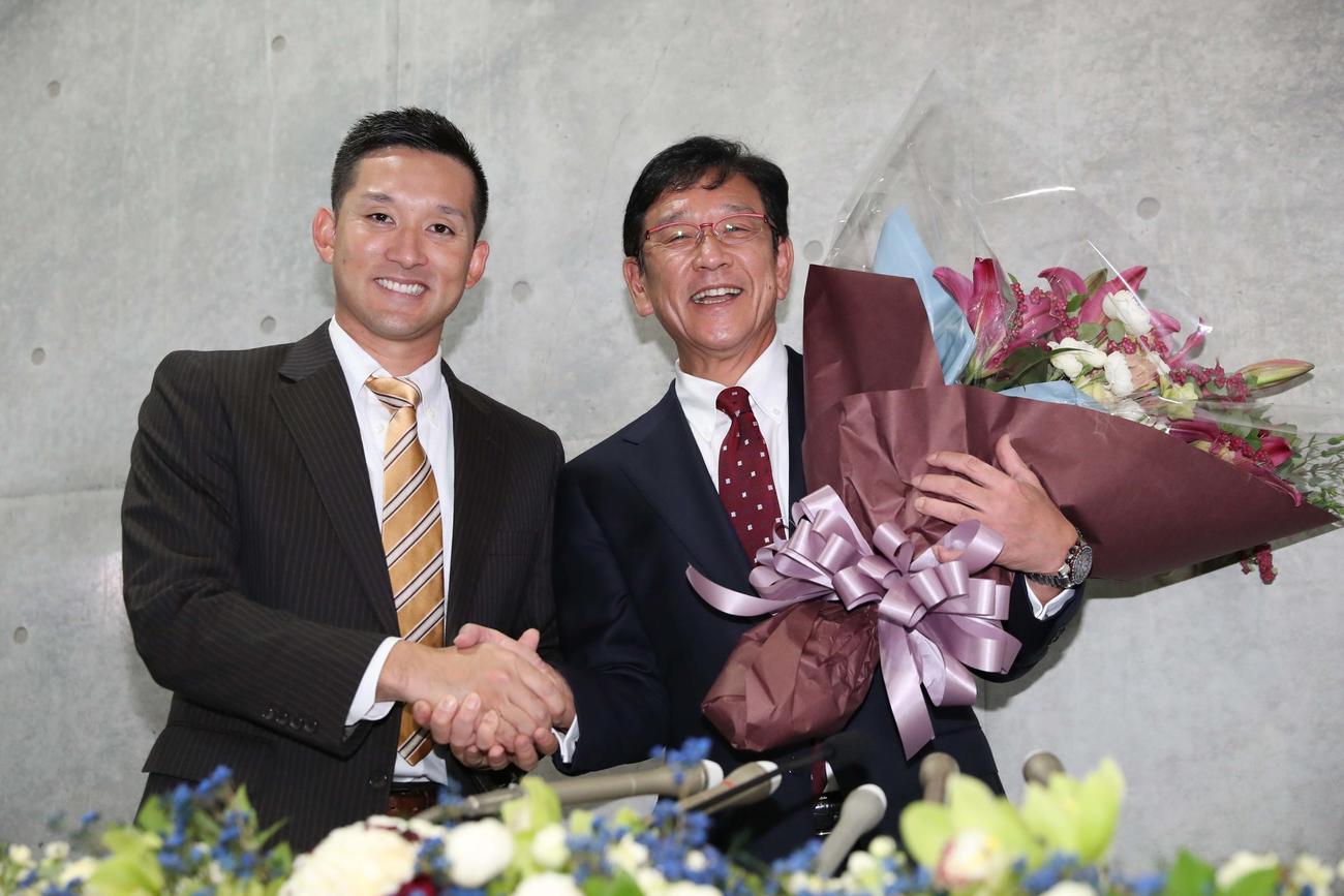 監督退任会見で飛び入りした杉谷（左）から花束を受け取る日本ハム栗山監督（撮影・黒川智章）