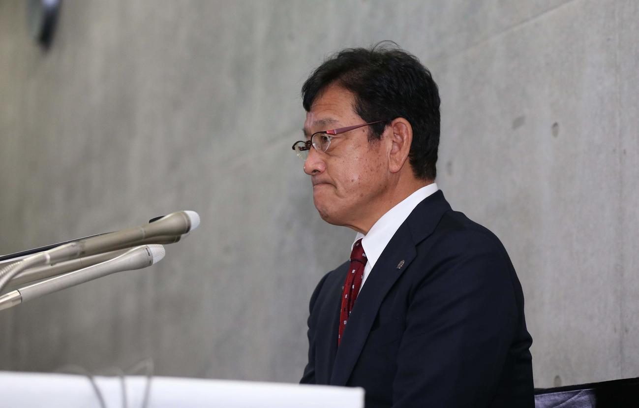 監督退任会見で渋い表情を見せる日本ハム栗山監督（撮影・黒川智章）