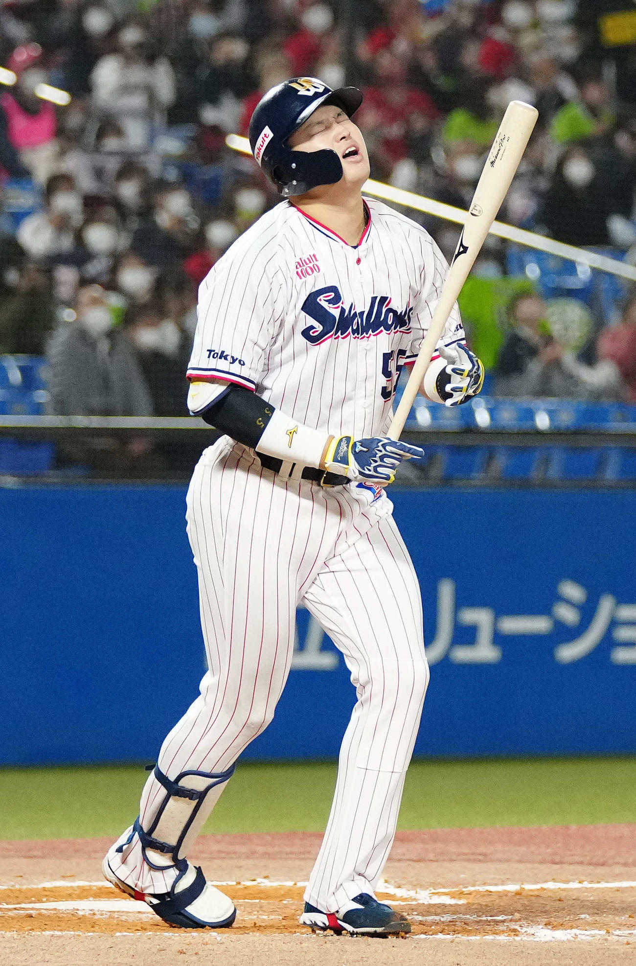 ヤクルト対広島　7回裏ヤクルト1死二、三塁、遊飛に倒れ厳しい表情の村上（撮影・江口和貴）