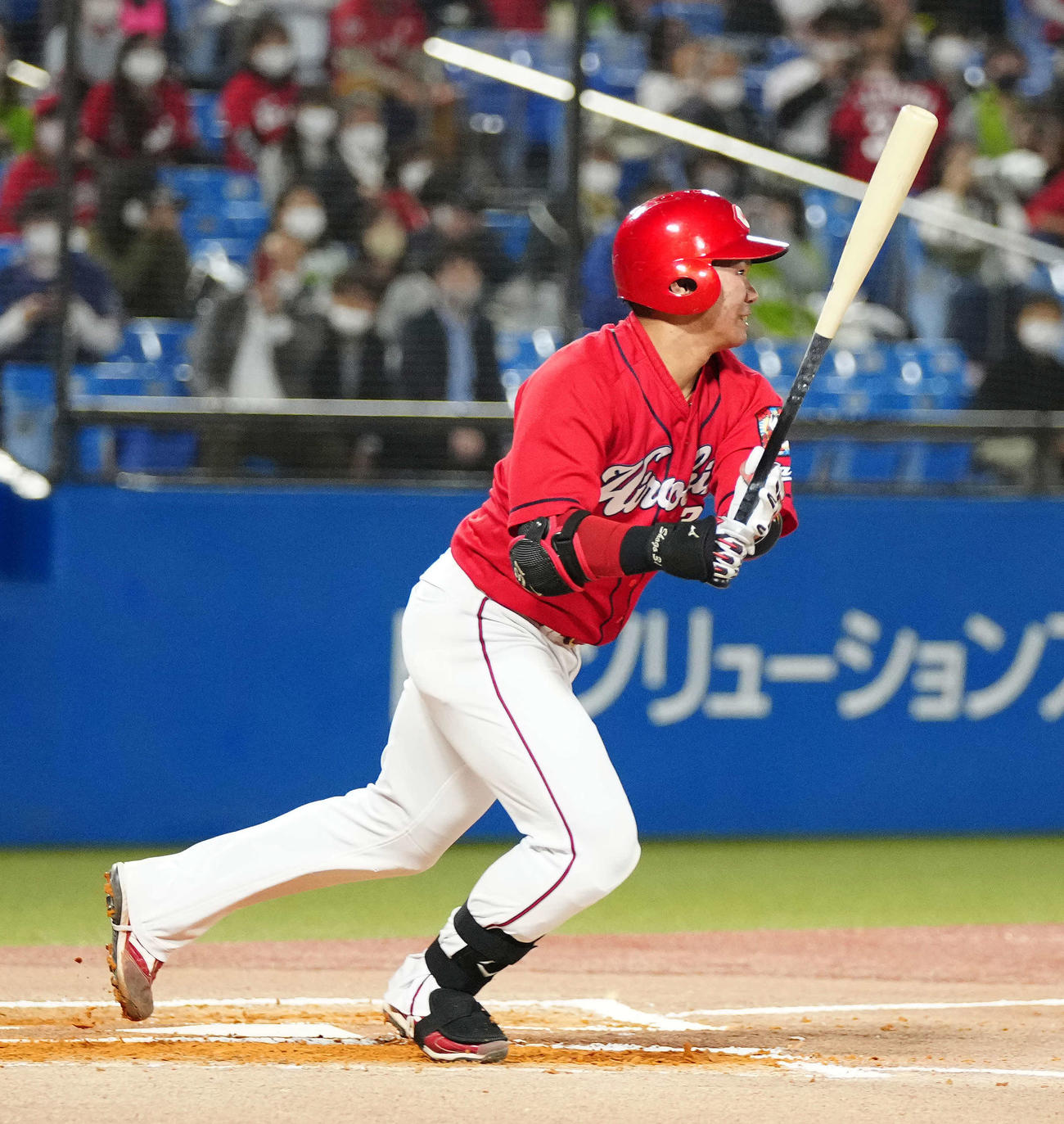 ヤクルト対広島　1回表広島無死一、三塁、右前に先制適時打を放つ坂倉（撮影・江口和貴）