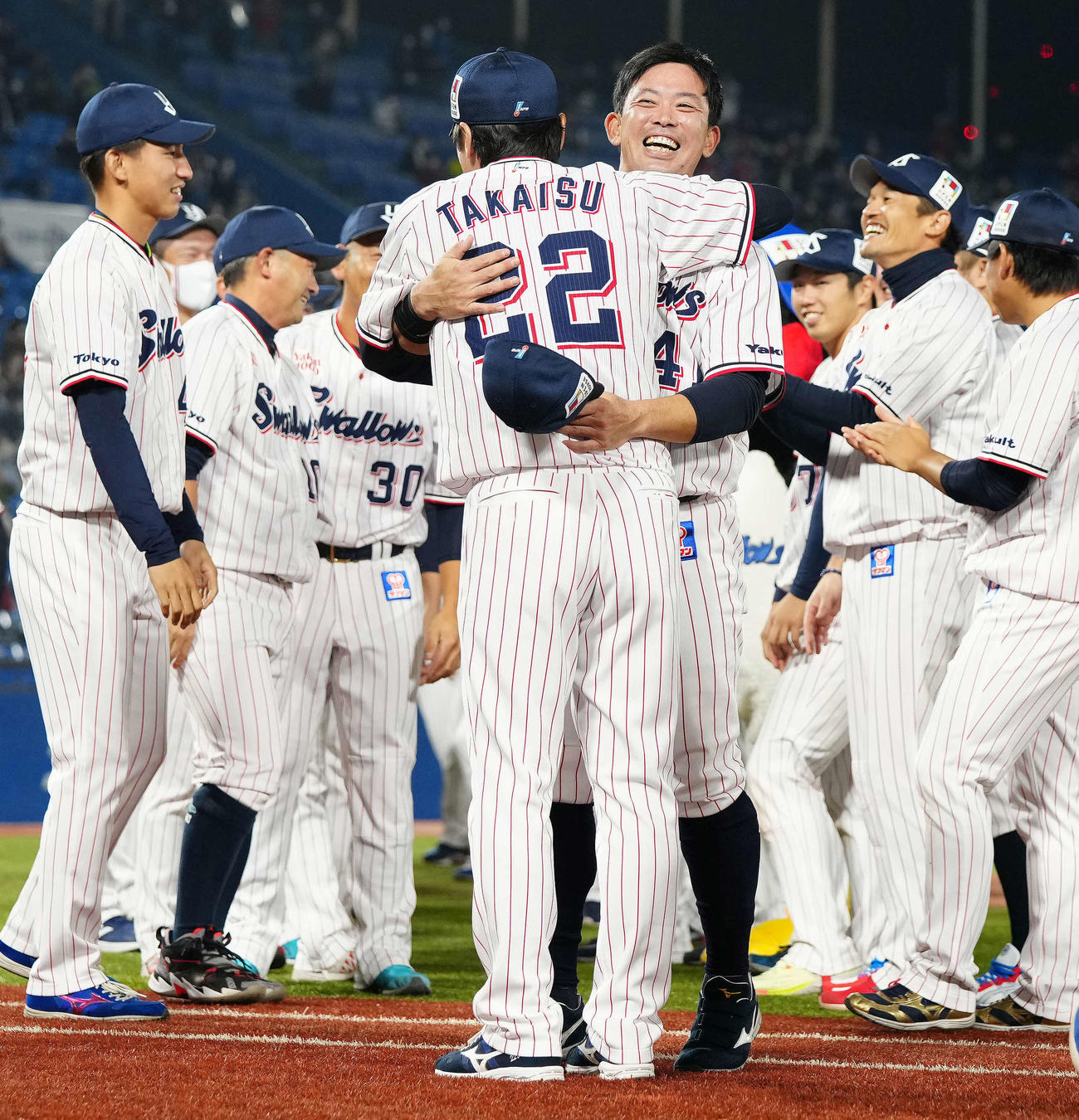ヤクルト対広島　試合後、ヤクルト高津監督（中央左）と抱き合う雄平（撮影・江口和貴）