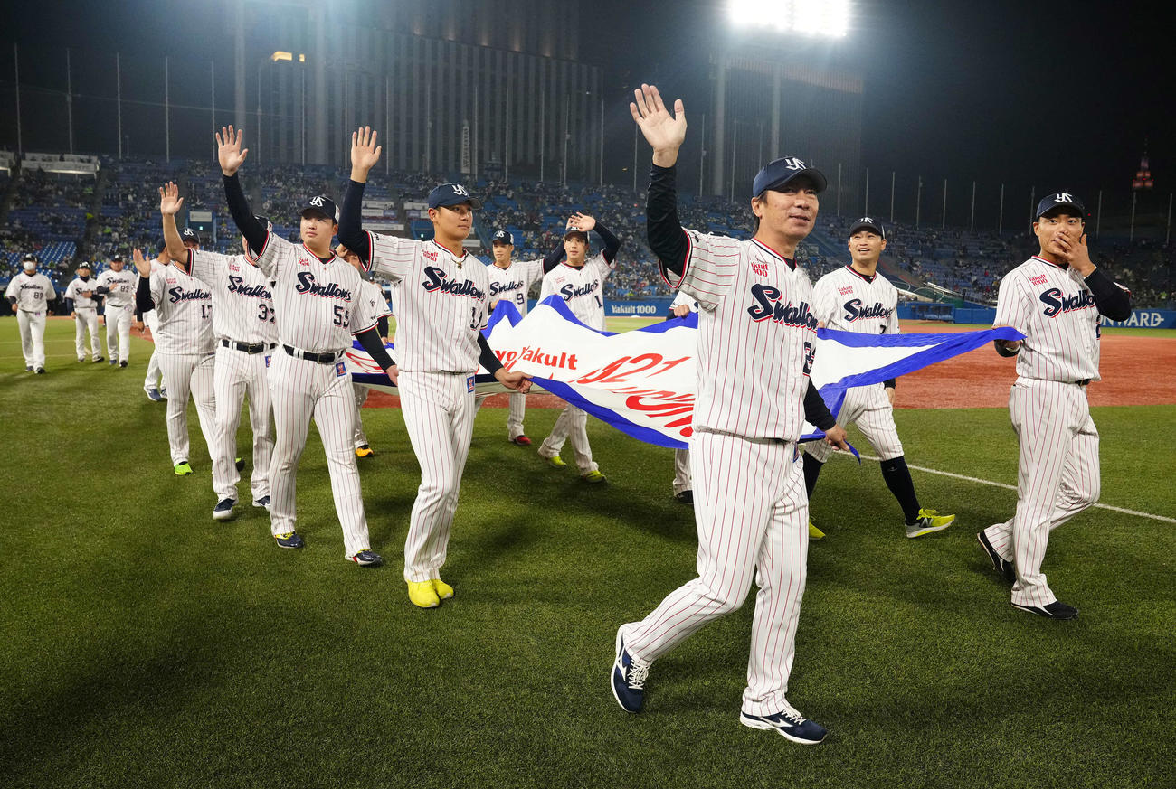 ヤクルト対広島　リーグ優勝セレモニーで場内1周するヤクルトの選手たち。手前右は高津監督（撮影・江口和貴）