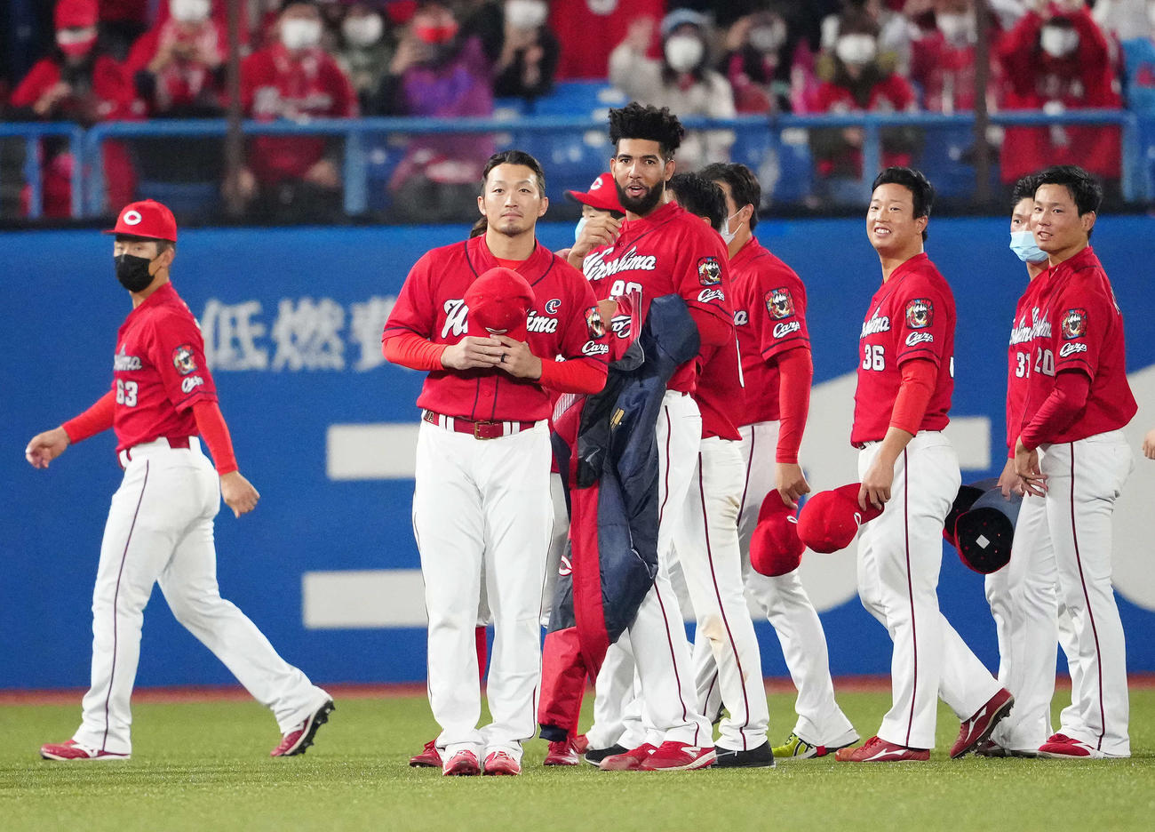ヤクルト対広島　試合後、あいさつする鈴木誠也（左から2人目）ら広島の選手たち（撮影・江口和貴）
