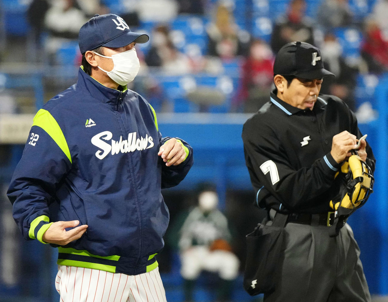 ヤクルト対広島　2回表途中、選手交代を告げるヤクルト高津監督（左）（撮影・江口和貴）