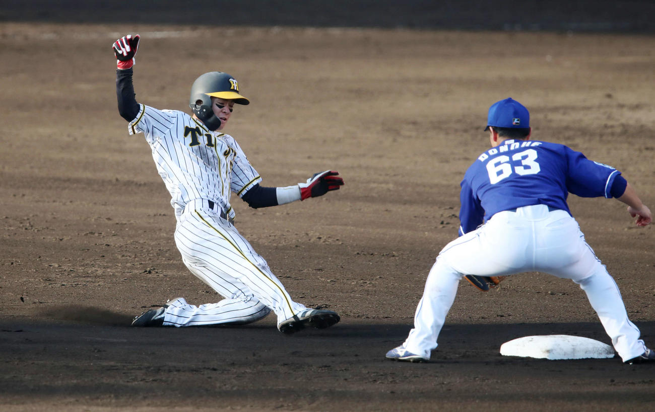阪神対中日　8回裏阪神1死一塁、中野拓夢は二塁盗塁を決める（2021年10月2日撮影）