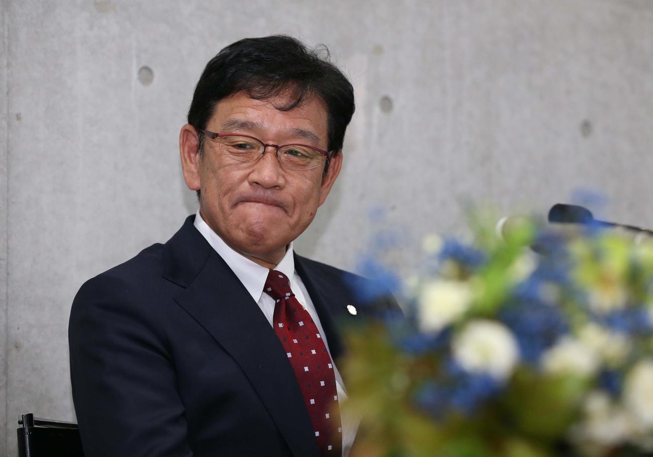 監督退任会見で渋い表情を見せる日本ハム栗山監督（撮影・黒川智章）