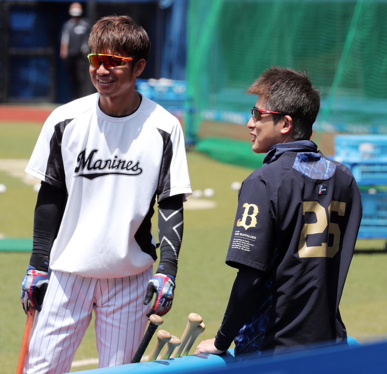 5月9日、ロッテ対オリックス戦前に談笑する鳥谷（左）と能見