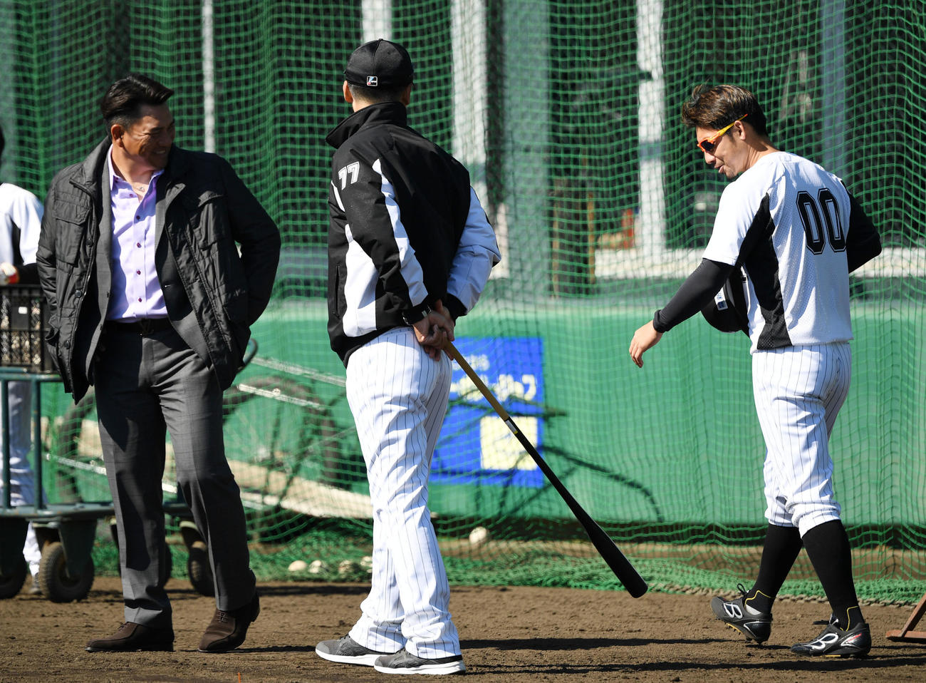 ロッテ井口監督（左）と今岡2軍監督（中央）にあいさつする鳥谷（20年3月撮影）