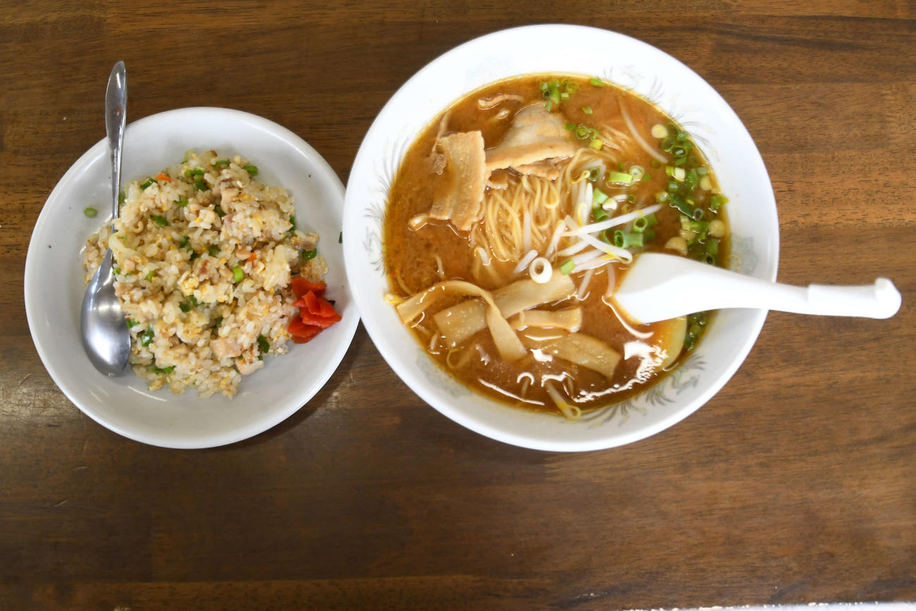 高知・土佐市のラーメン屋「とん吉」で森木大智が愛するみそラーメンとチャーハン（撮影・中野椋）