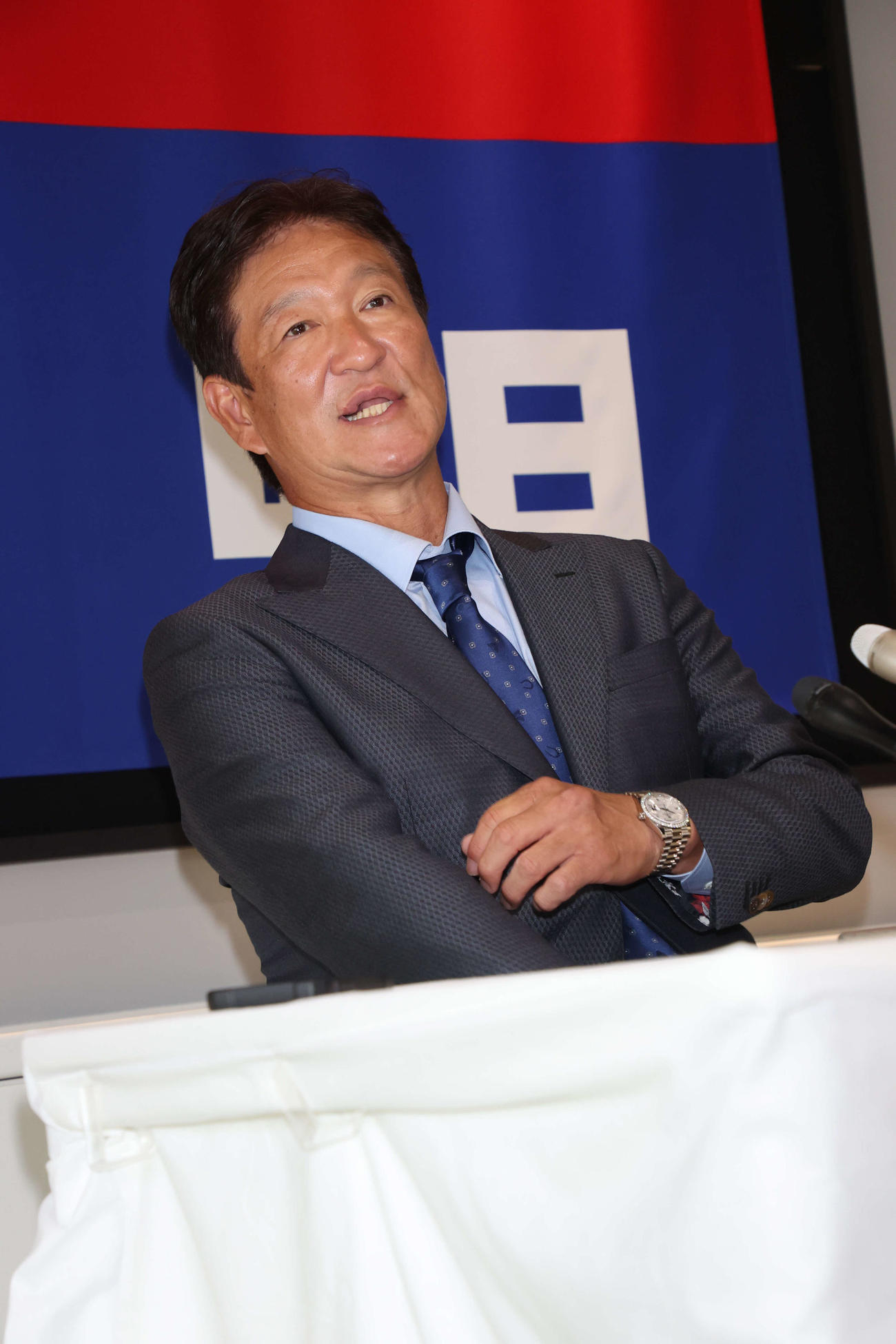 球団事務所でコーチ契約を結んだ中日片岡篤史2軍監督