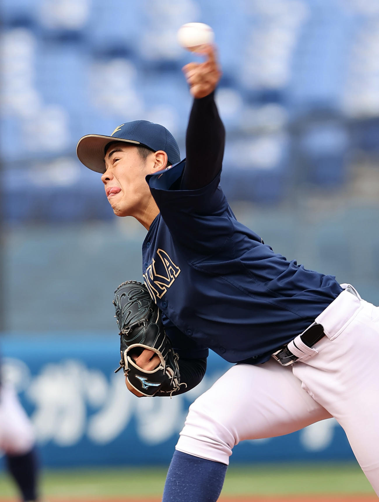 神奈川大対創価大　力投する創価大先発の鈴木（撮影・垰建太）