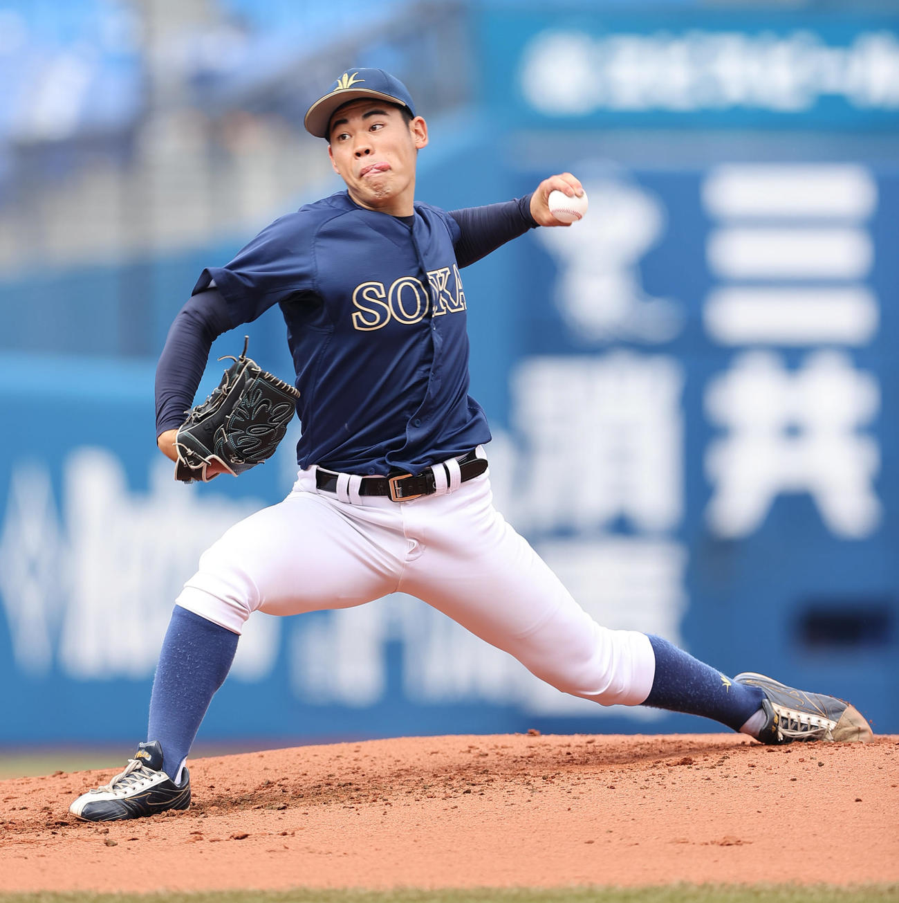 神奈川大対創価大　力投する創価大先発の鈴木（撮影・垰建太）