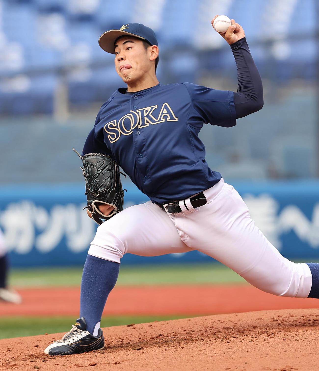 神奈川大対創価大　力投する創価大先発の鈴木（撮影・垰建太）