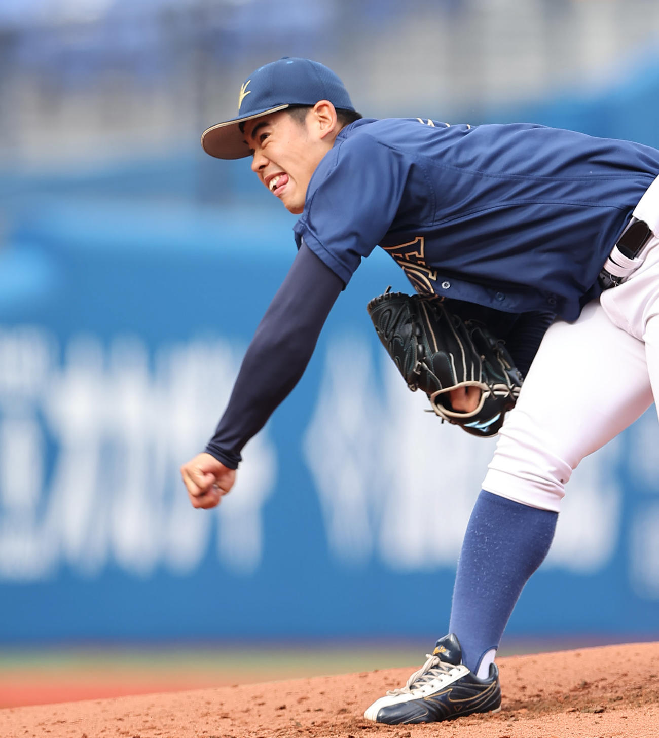 神奈川大対創価大　力投する創価大先発の鈴木（撮影・垰建太）