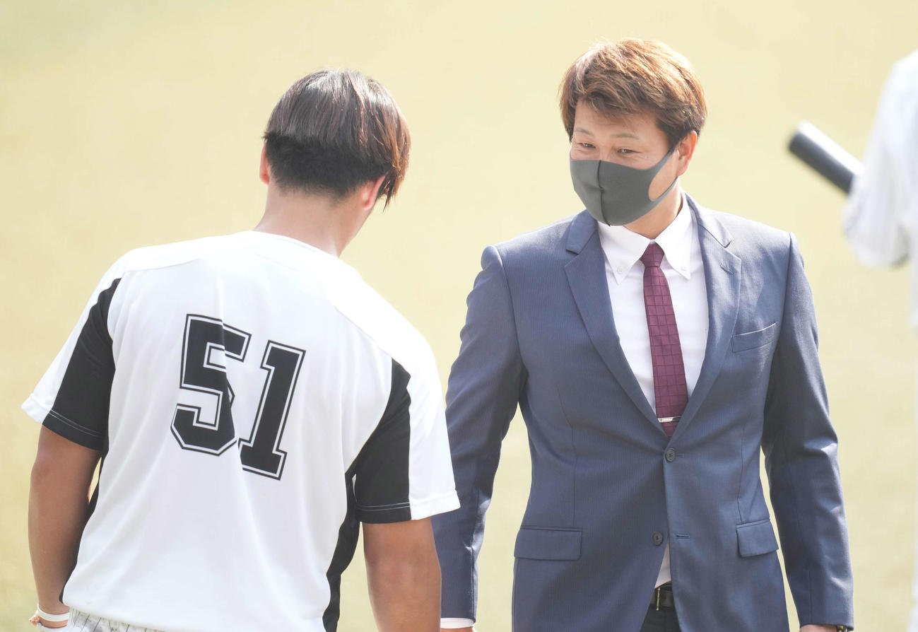 戦力外通告を受けた宗接（右）はロッテ山口と言葉を交わす（撮影・鈴木みどり）