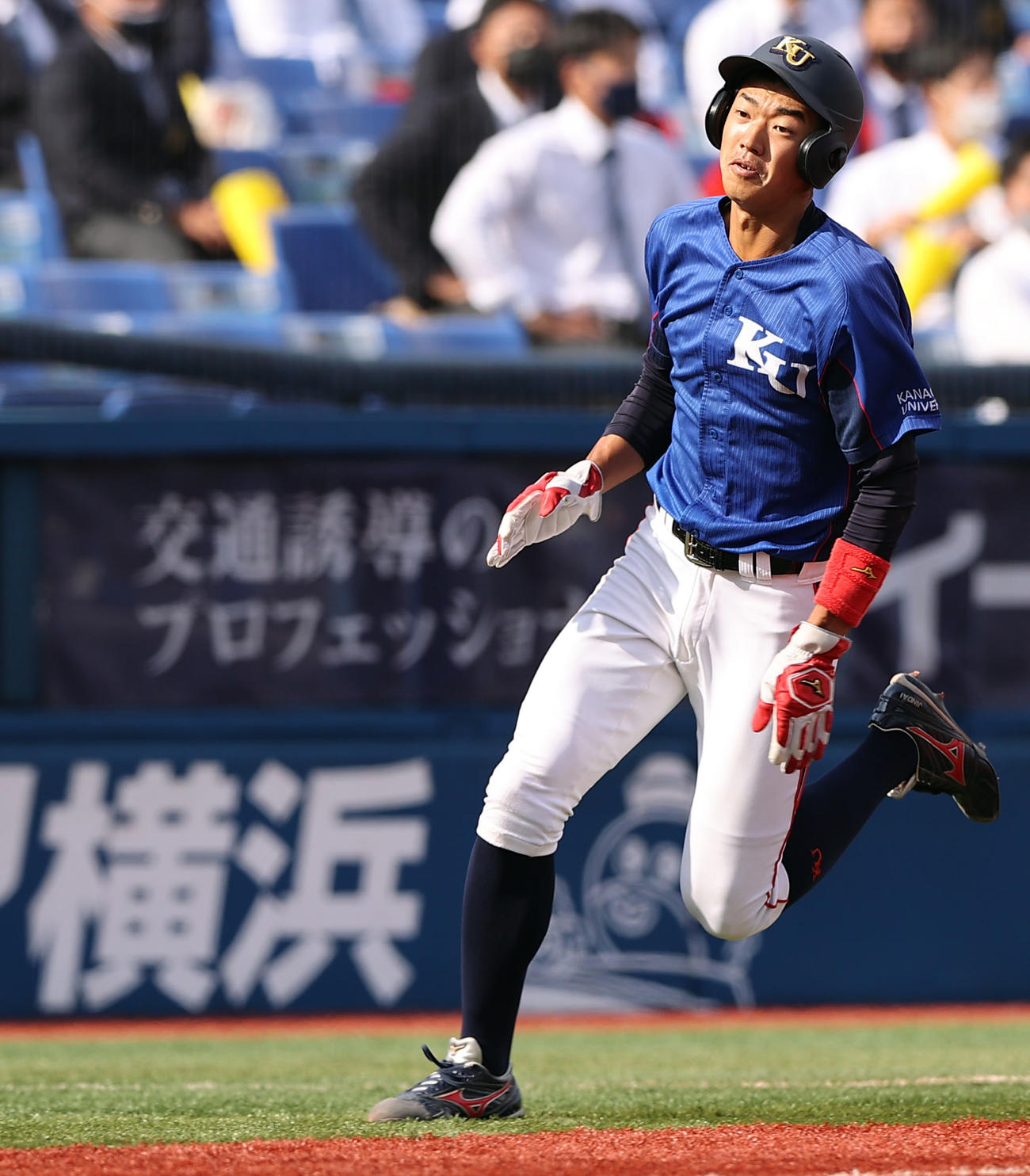 神奈川大対創価大　2回表神奈川大2死一、三塁、土井の適時二塁打で一気に生還する梶原（撮影・垰建太）