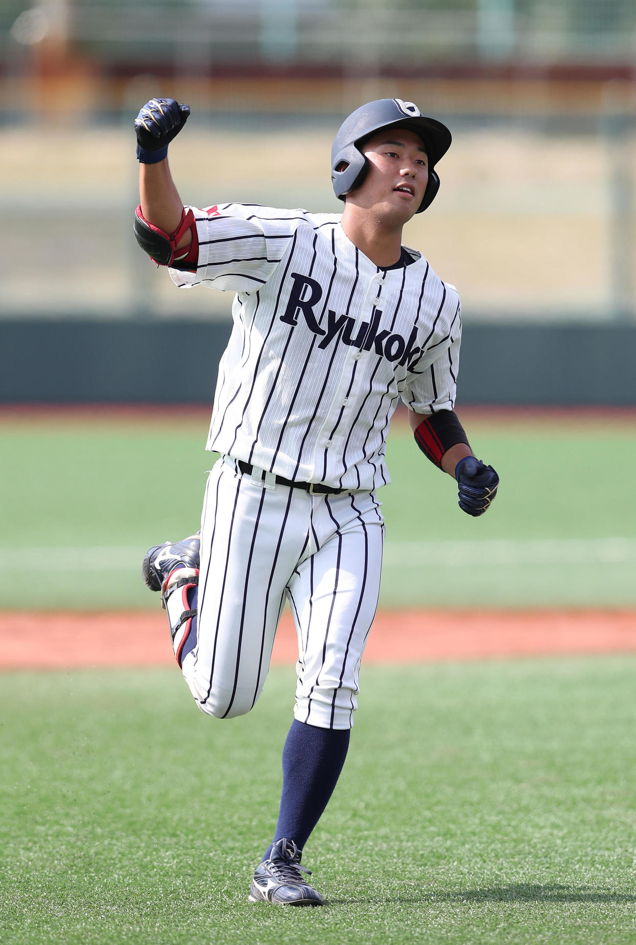関大対龍谷大　6回裏龍谷大1死、右越え満塁本塁打を放つガッツポーズする西尾（撮影・白石智彦）