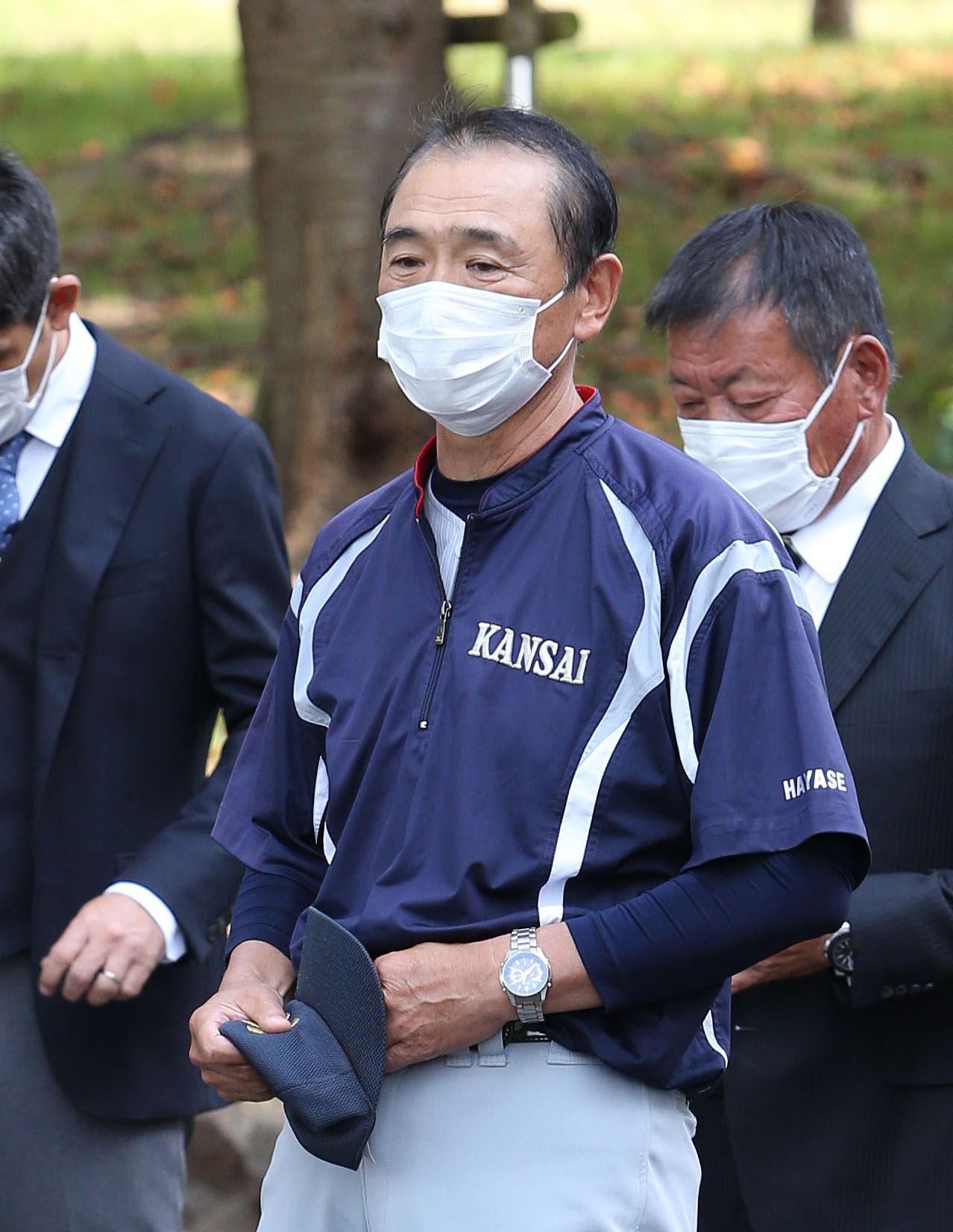 関大対龍谷大　試合後、ナインを集めて感謝の言葉を述べる関大、早瀬監督（撮影・白石智彦）