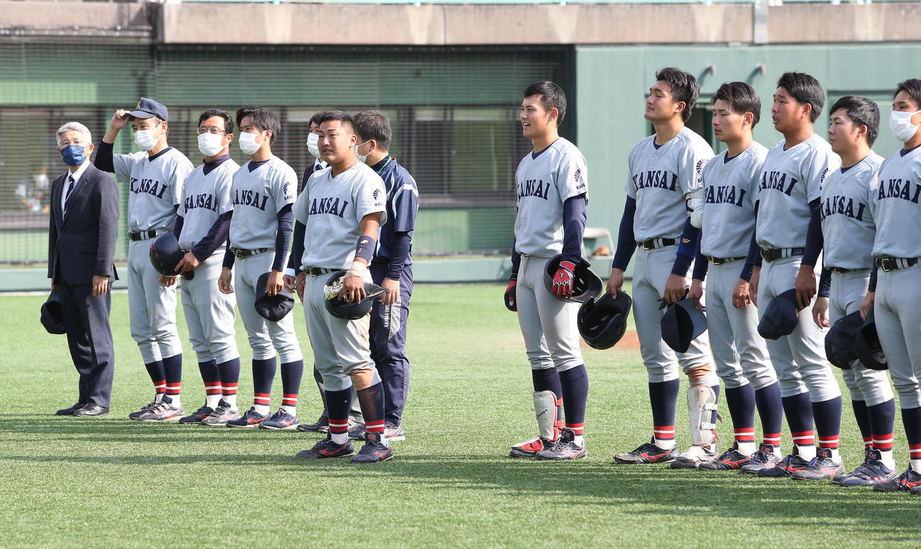 関大対龍谷大　龍谷大に敗れて応援席にあいさつする野口（右から6人目）ら関大ナイン（撮影・白石智彦）
