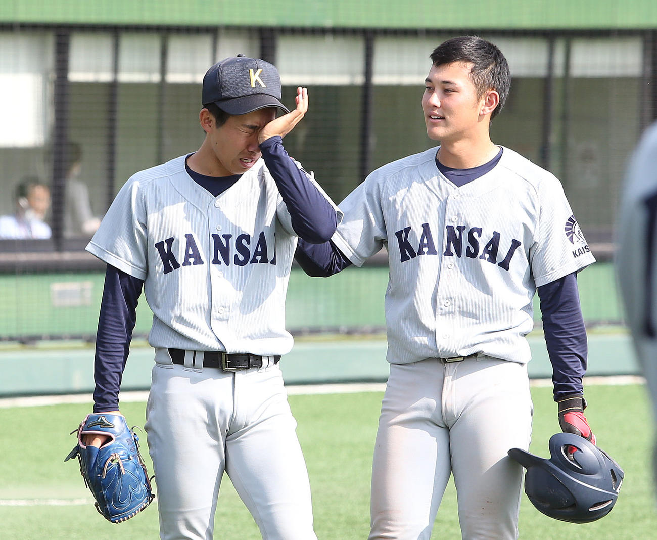 関大対龍谷大　試合後、涙するナインに声をかける野口（右）（撮影・白石智彦）