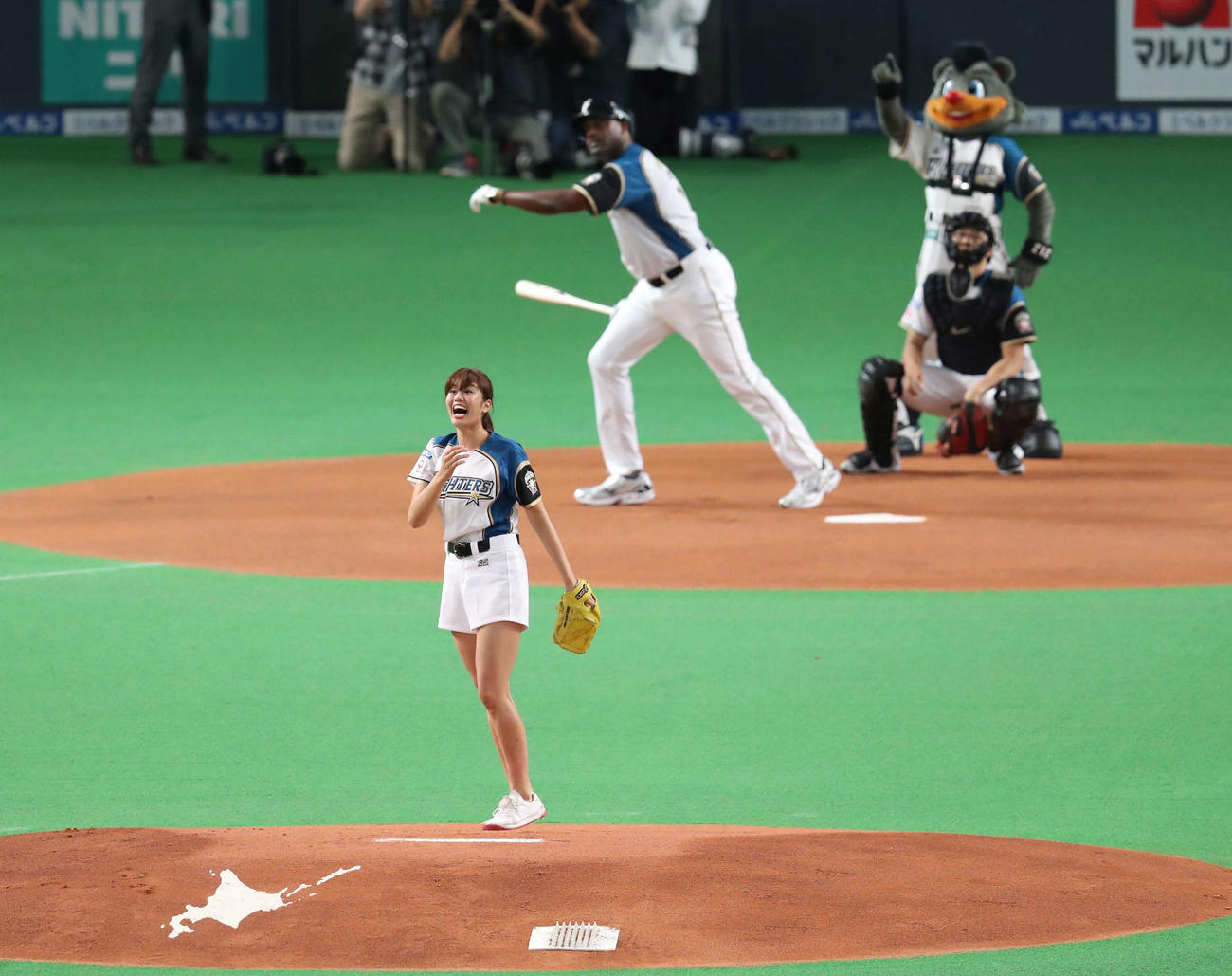 稲村亜美から中前打を放つフェルナンド・セギノール氏（2016年6月28日撮影）