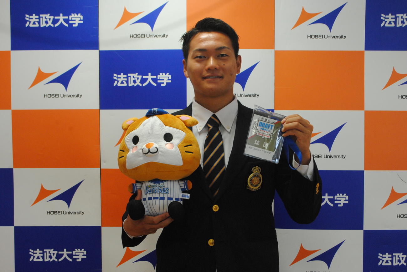DeNAからドラフト4位指名された法大・三浦銀二投手は八馬幹典スカウトらから指名あいさつを受けた