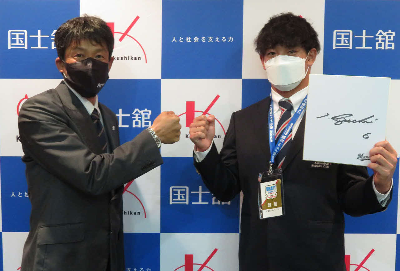 ロッテのドラフト2位、国士舘大の池田（右）と担当の福沢スカウト（撮影・金子真仁）