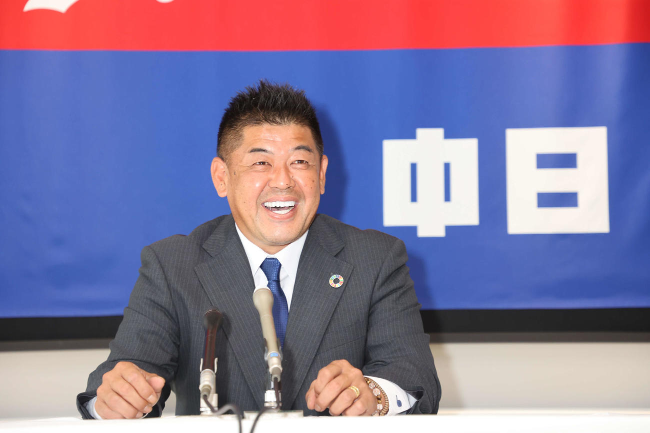 球団事務所でコーチ契約を結んだ中日中村1軍打撃コーチ