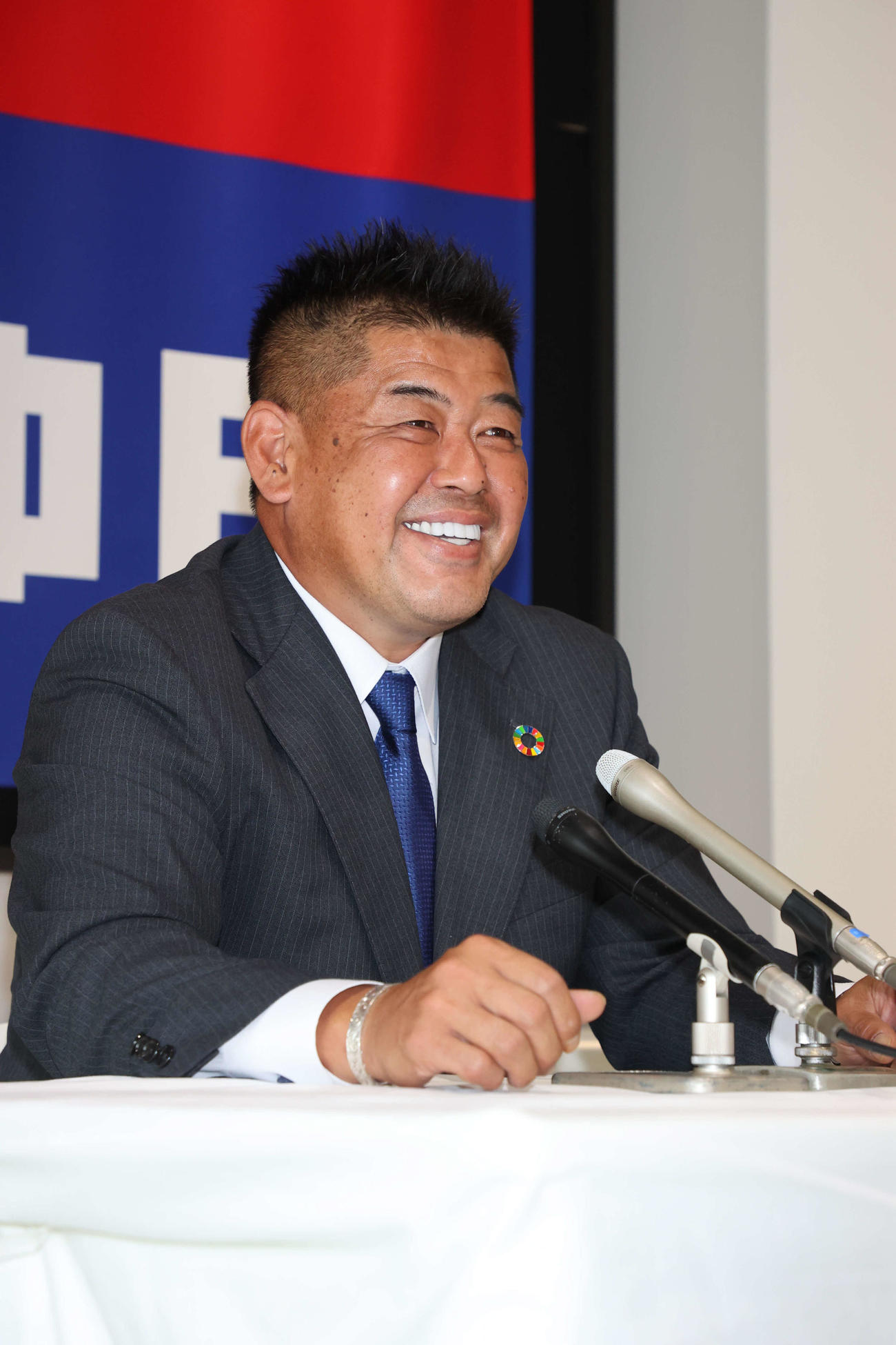 球団事務所でコーチ契約を結んだ中日中村紀洋1軍打撃コーチ