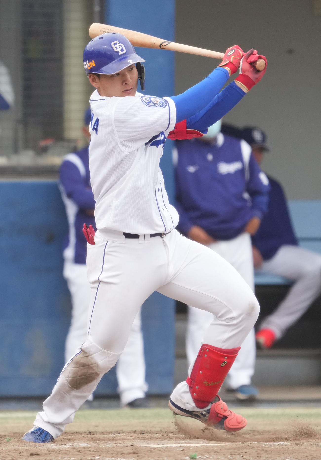中村紀洋コーチが育成役に指名された中日石川昂弥＝2021年4月27日