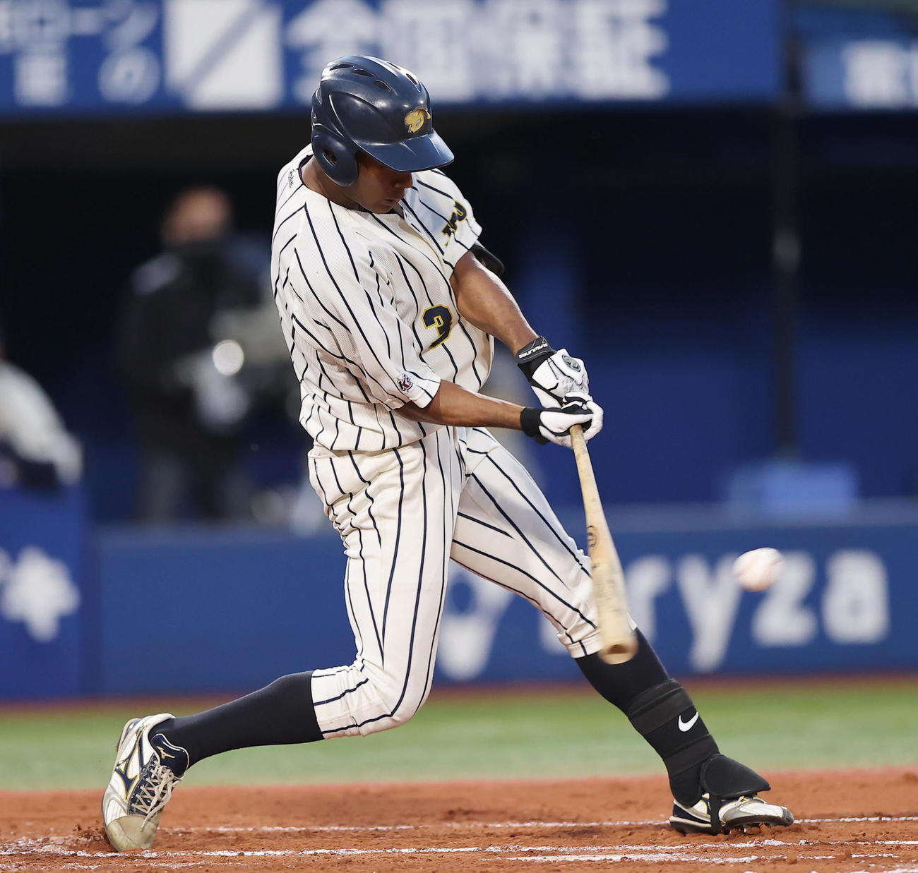上武大対武蔵大　1回裏上武大2死三塁、先制の右前適時打を放つブライト（撮影・垰建太）