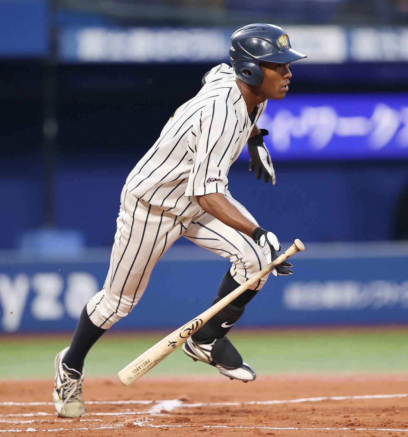 上武大対武蔵大　1回裏上武大2死三塁、先制の右前適時打を放つブライト（撮影・垰建太）