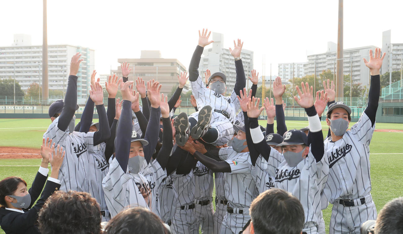 佛教大対天理大　田原監督を胴上げする佛教大ナイン（撮影・白石智彦）