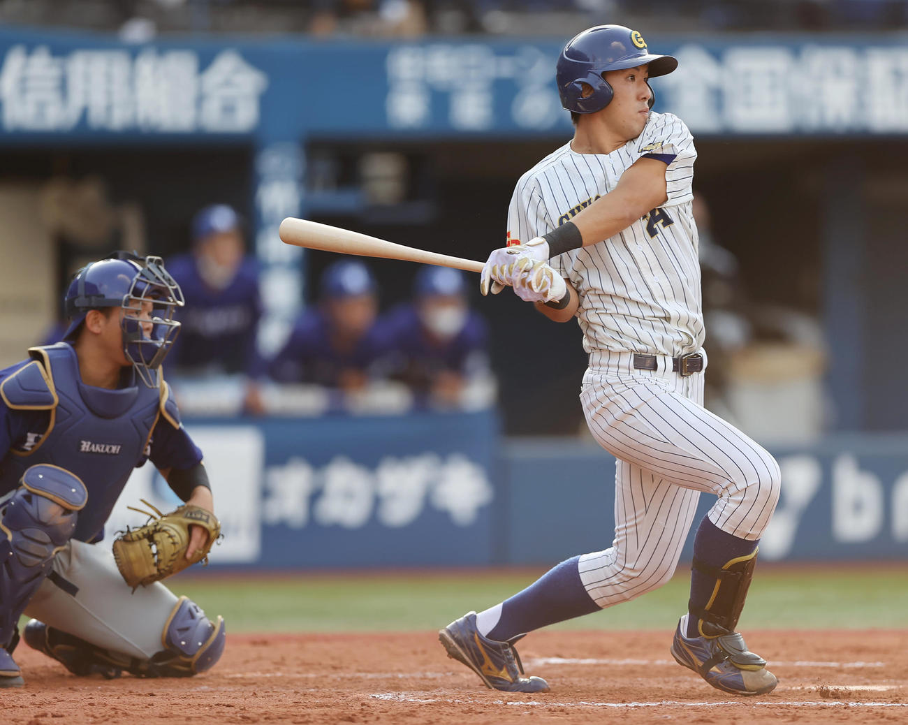 白鴎大対中央学院大　7回裏中央学院大1死満塁、右翼に適時二塁打を放つ秋広（撮影・垰建太）