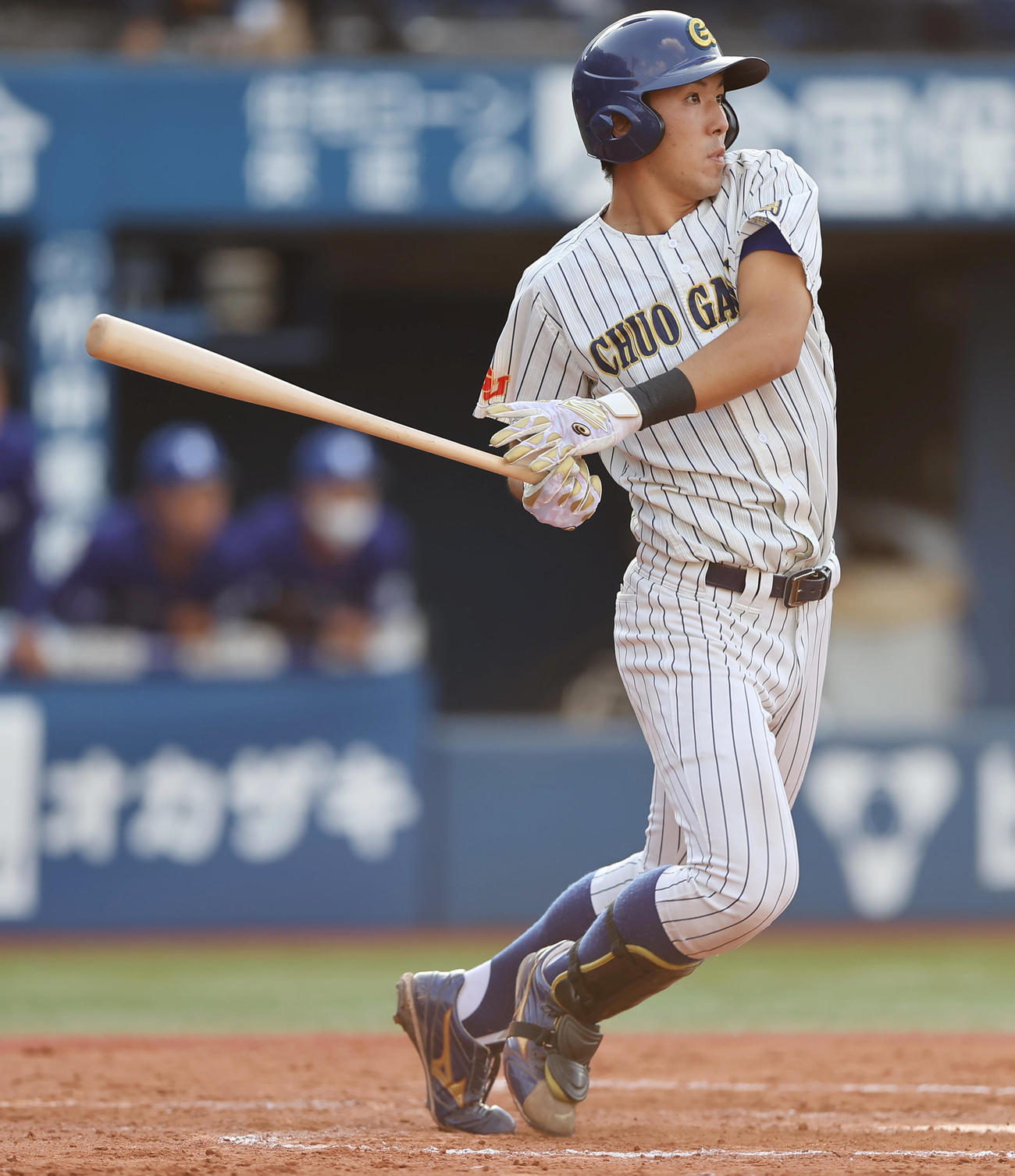 白鴎大対中央学院大　7回裏中央学院大1死満塁、右翼に適時二塁打を放つ秋広（撮影・垰建太）