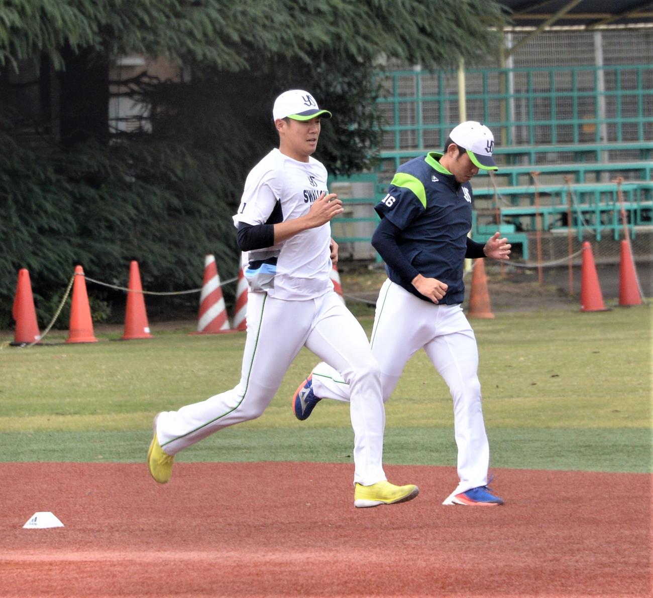 ダッシュするヤクルト奥川（左）。右は原（撮影・鈴木正章）