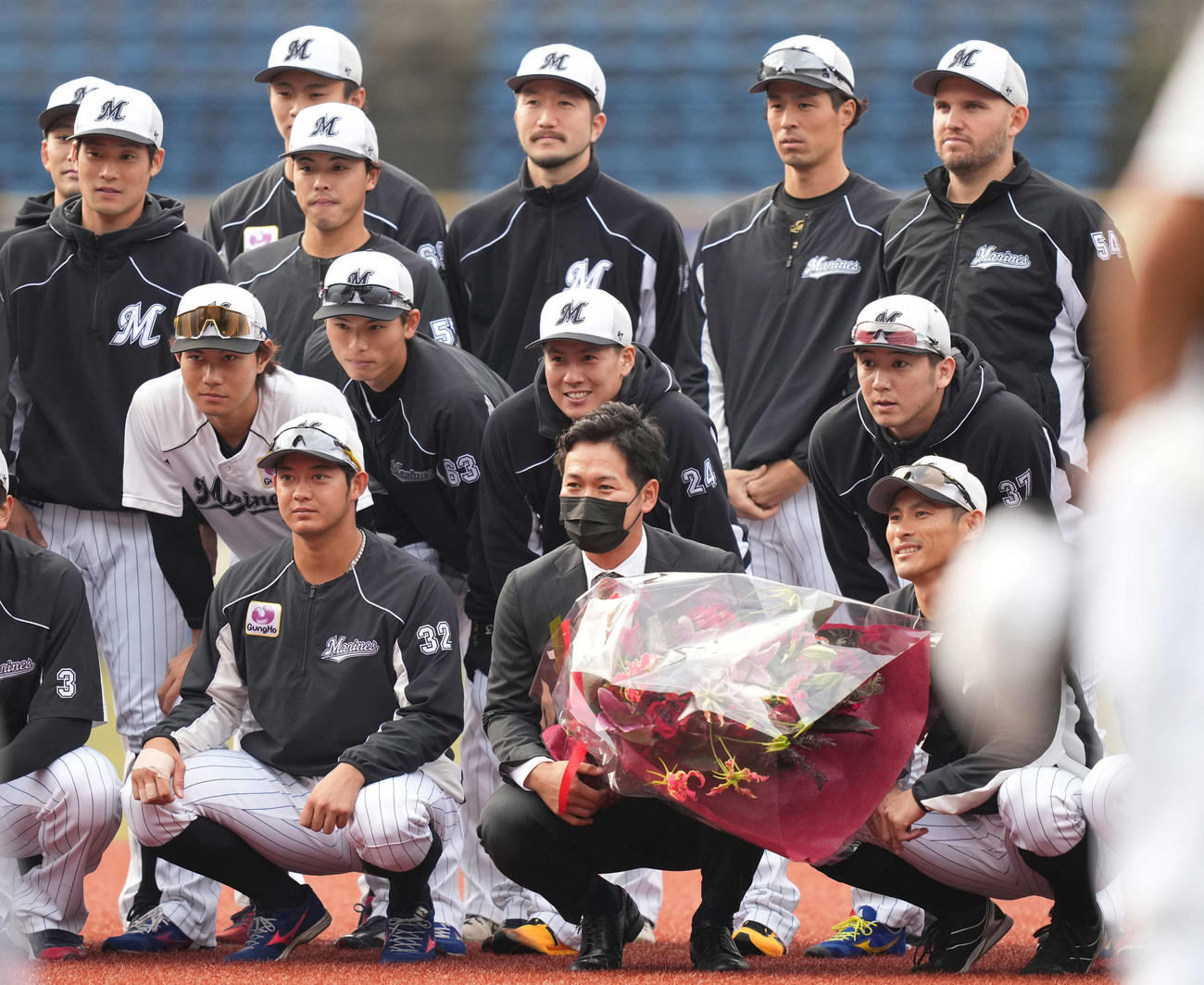 引退するロッテ小窪（前列中央）はナインと記念撮影（撮影・鈴木みどり）