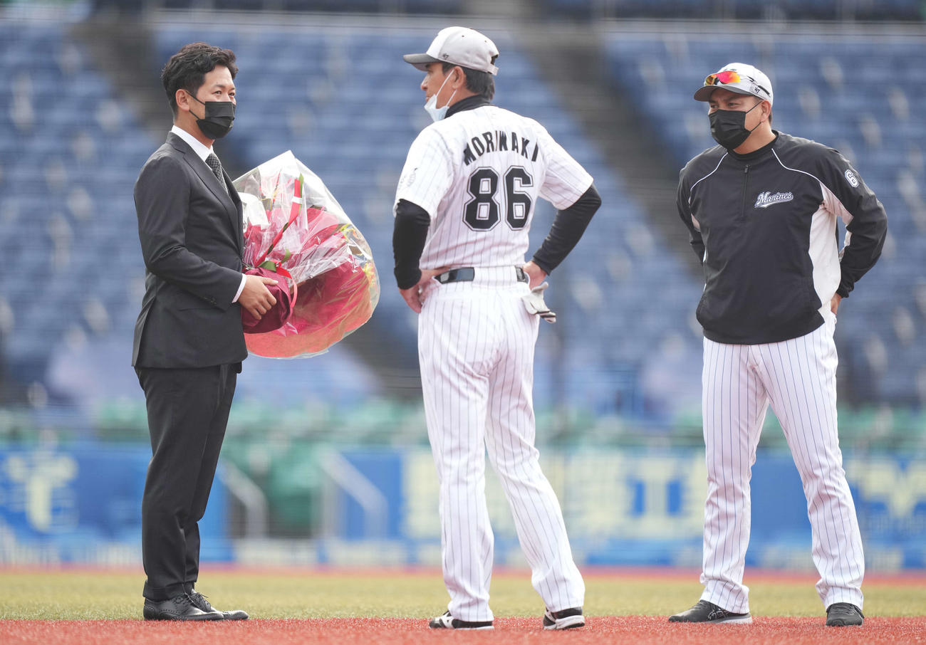 引退するロッテ小窪（左）は井口監督（右）と話す（撮影・鈴木みどり）