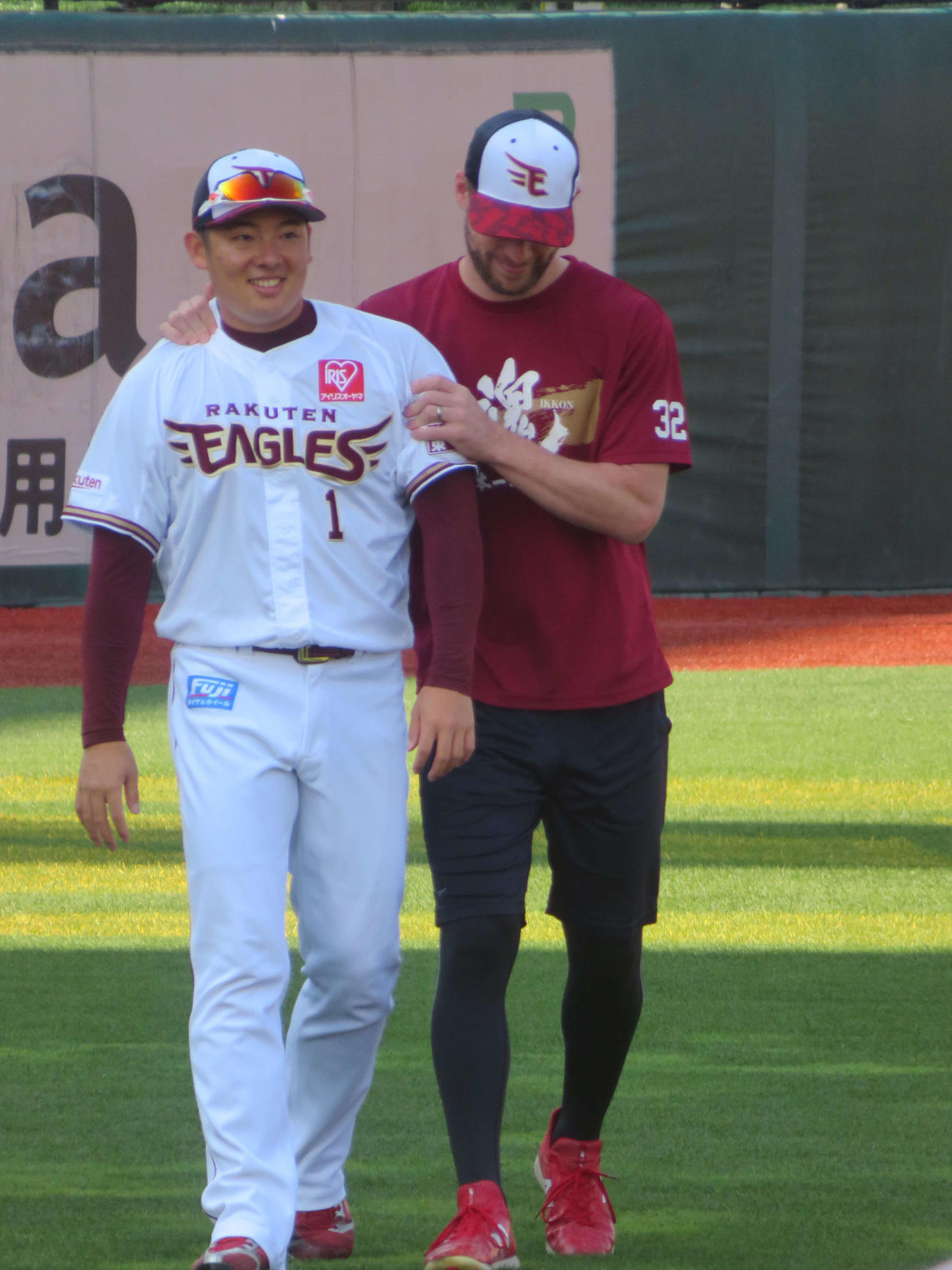 楽天松井（左）は全体練習に復帰し、ブセニッツから肩をもまれて祝福される（撮影・上田悠太）