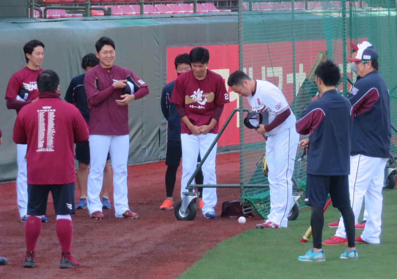 楽天松井（右から3人目）は全体練習に合流し、復帰を報告する（撮影・上田悠太）
