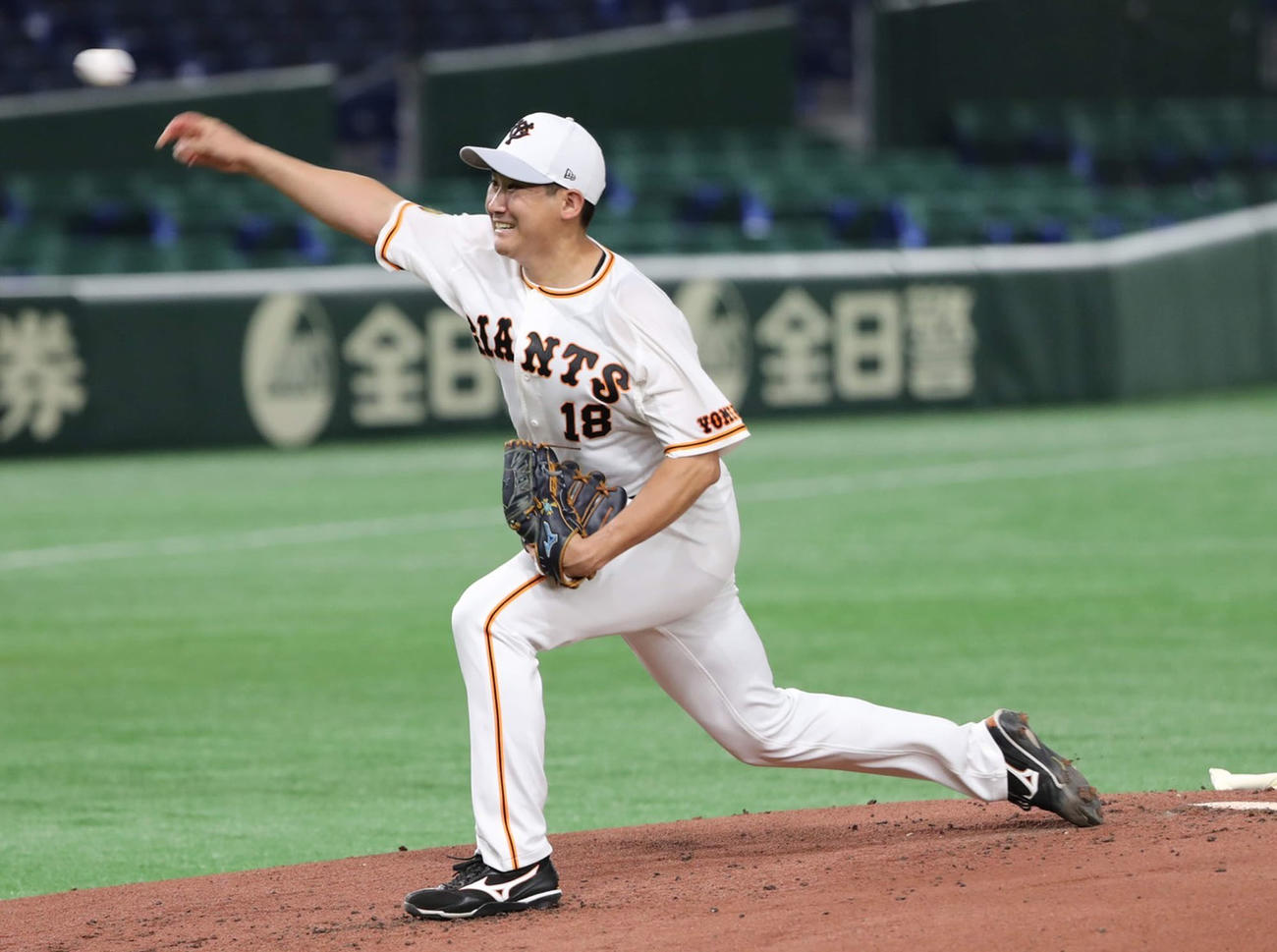 非公開練習で投球する菅野（球団提供）