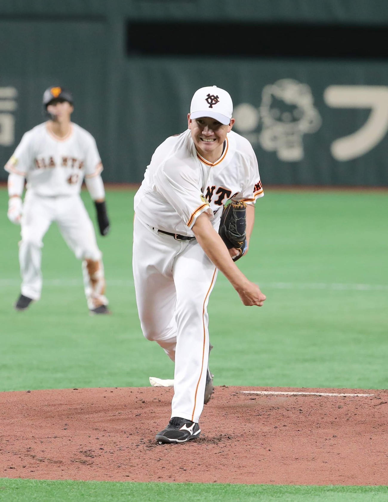 非公開練習で投球する菅野（球団提供）