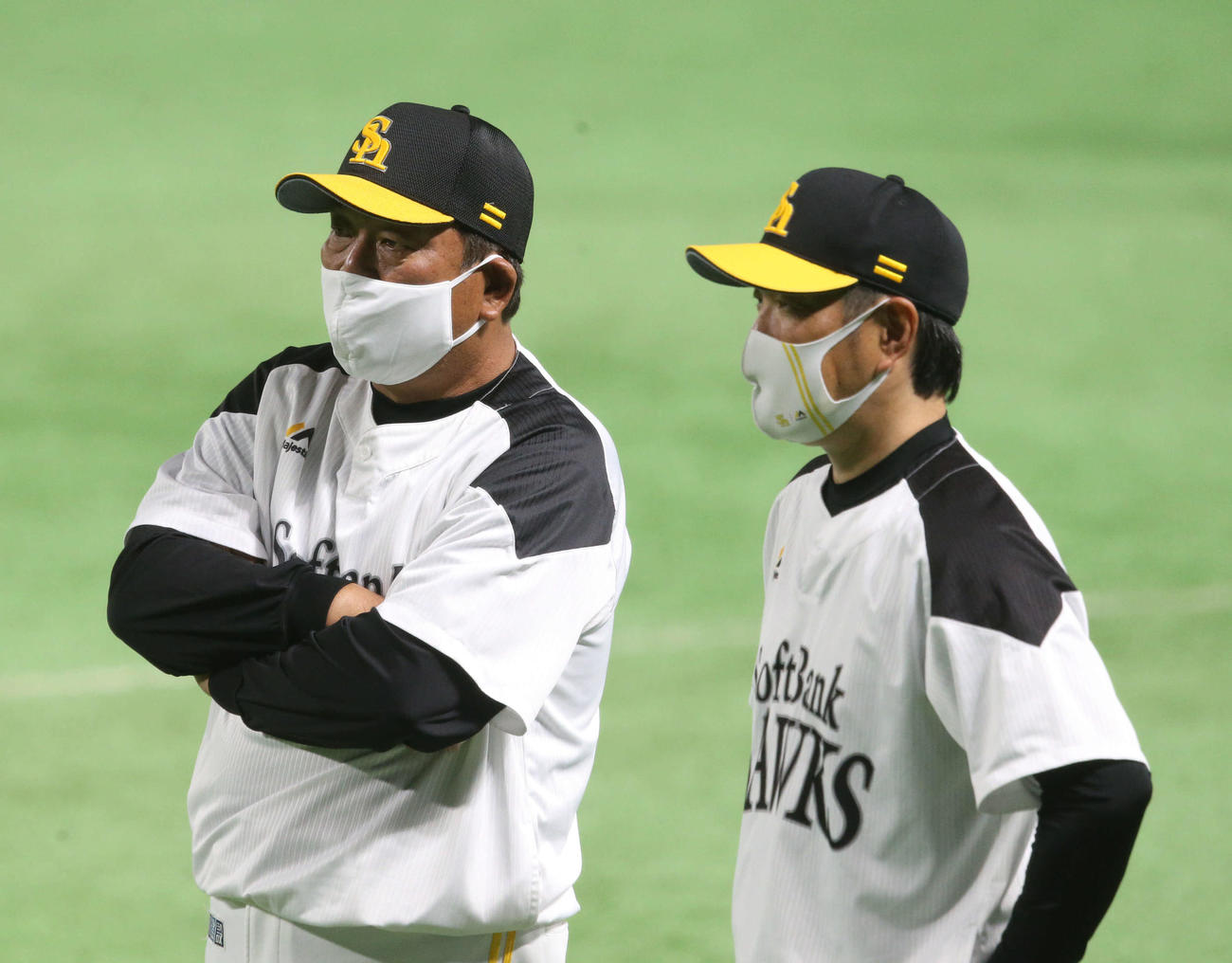 小久保2軍監督（右）と話をする藤本監督（左）（撮影・屋方直哉）