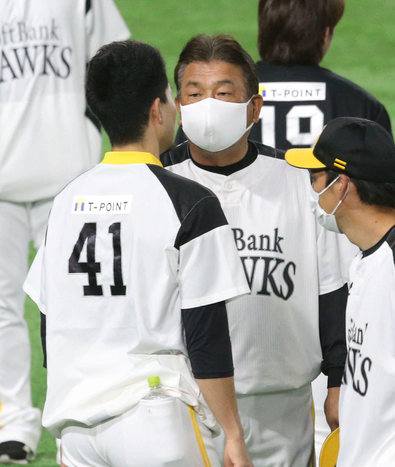 千賀（左）と話をする藤本監督（撮影・屋方直哉）